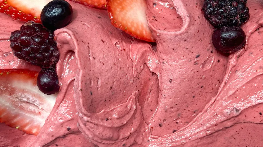 Frutos del Bosque — helado artesanal de Arkyn con frutillas, arándanos y moras