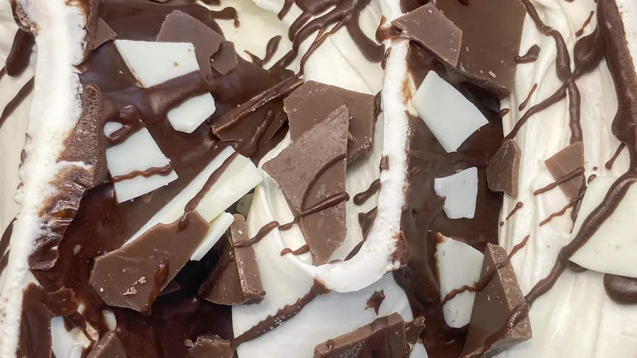 Kinder — helado artesanal de Arkyn con trozos de chocolate blanco y con leche