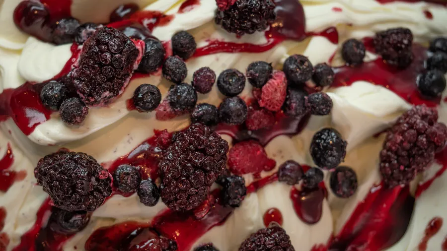 Mascarpone — helado artesanal de Arkyn con frutos rojos